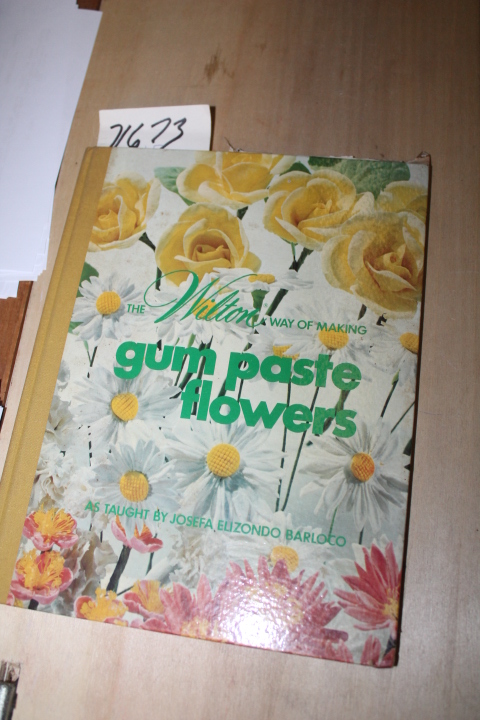 Sullivan, Eugene T & Marilynn C: Wilton Way of Making gum Paste Flowers: A Co...
