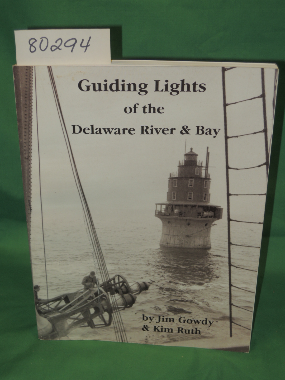 RUTH, KIM & GOWDY, JIM: GUIDING LIGHTS OF THE DELAWARE RIVER & BAY (Lighthouses)