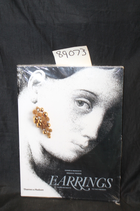 Mascetti, Daniela  and Triossi, Amanda: Earrings: From Antiquity to the Present