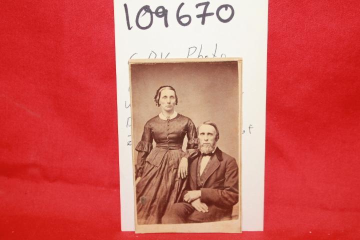 CDV PHOTOGRAPH OF MAN AND WOMAN: CDV PHOTOGRAPH OF MAN AND WOMAN
