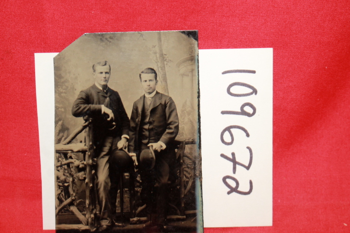 2 YOUNG MEN: TIN TYPE PHOTOGRAPH OF 2 YOUNG MEN DERBY HATS