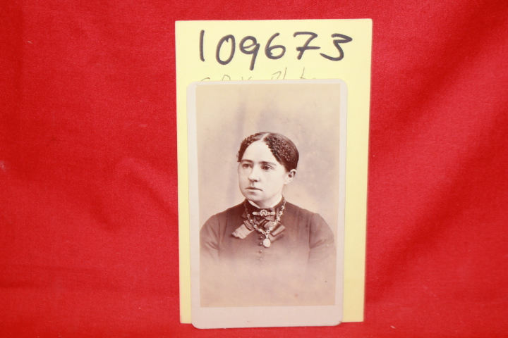 CDV PHOTO OF WOMAN: CDV PHOTO OF WOMAN HORSESHOE BROOCH, NECKLACE, LOCKET FOB