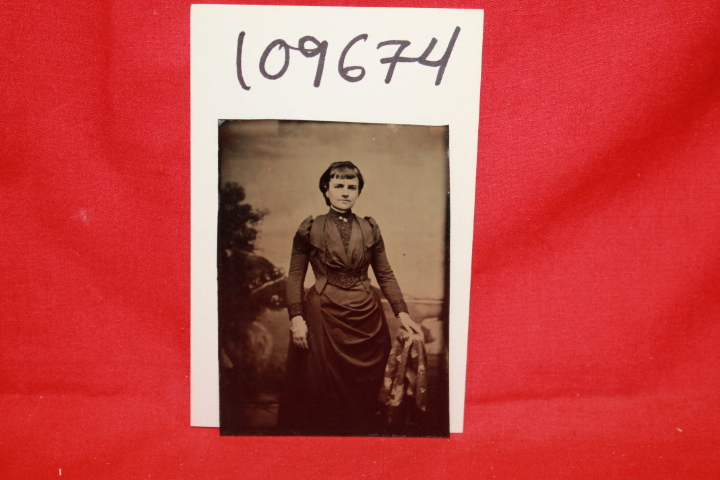 PHOTOGRAPH OF WOMAN: TIN TYPE PHOTOGRAPH OF WOMAN